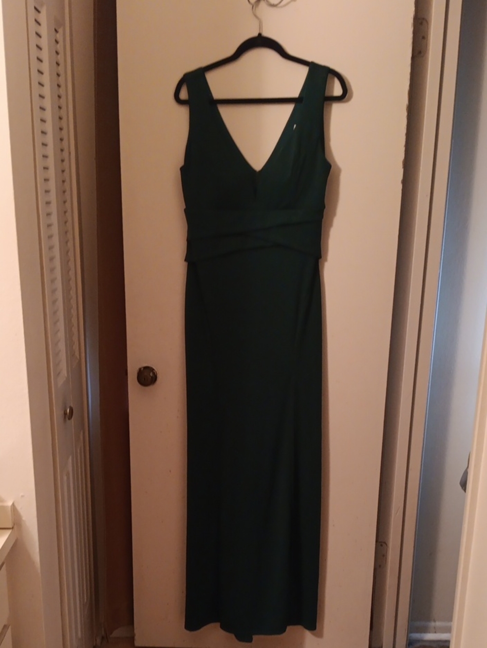 NWOT Emerald Sundae Elegant V-Neck Formal Dress in Deep Green